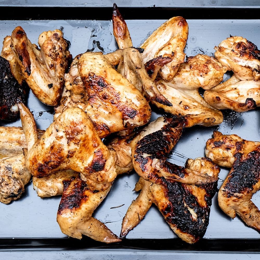 Les rôtisseurs Girondins propose des ailes de poulets en ligne, à emporter sur les marchés de La Teste-de-Buch, Gradignan ou Biganos (33).